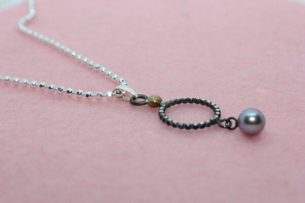 Grijze parel in zilver met gouden accent