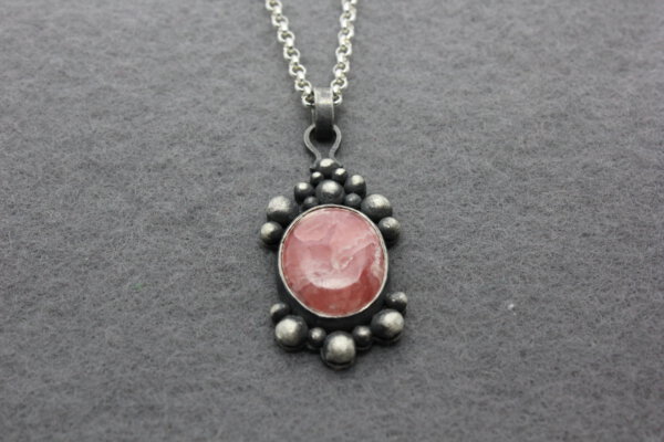 Rhodochrosite in gezwart zilver