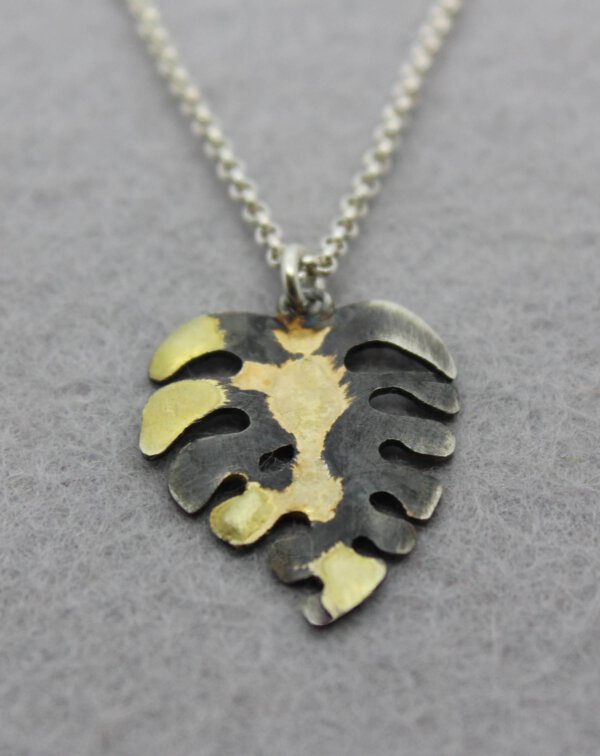 geoxideerd zilveren hanger botanisch monstera met gouden accenten