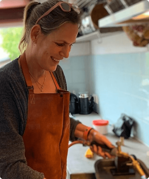 Lilian van der Schaaf aan het werk met oud goud omsmelten