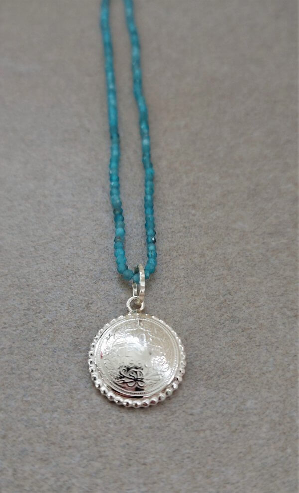 collier met zilveren munt wilhelmina met apatiet
