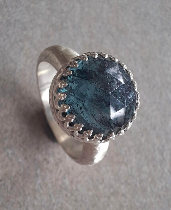 Zilveren ring met roosgeslepen kyaniet