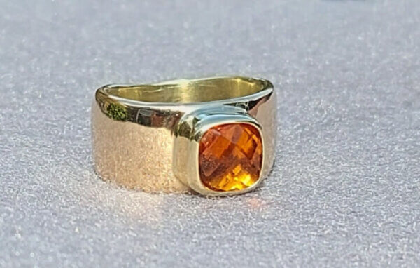 stoere grote gouden ring met goud van de klant en een checkerboard geslepen vuurcitrien