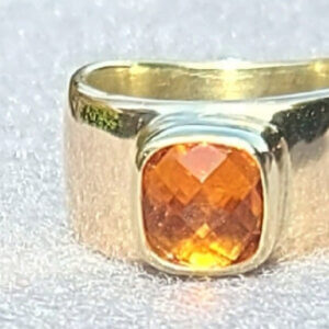 stoere grote gouden ring met goud van de klant en een checkerboard geslepen vuurcitrien