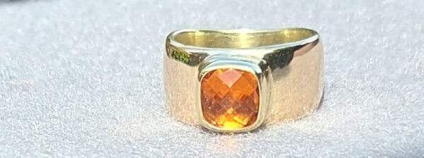 stoere grote gouden ring met goud van de klant en een checkerboard geslepen vuurcitrien