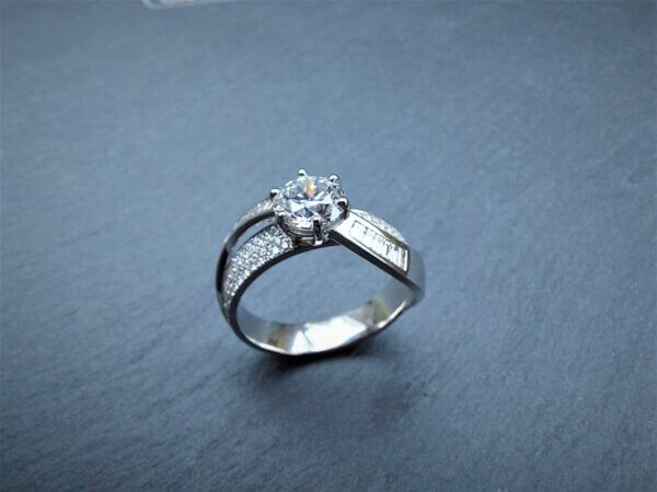 unieke one of a kind witgouden ring bezet met 100 briljanten en 12 baguettes met een flawless diamant van meer dan 1 carat