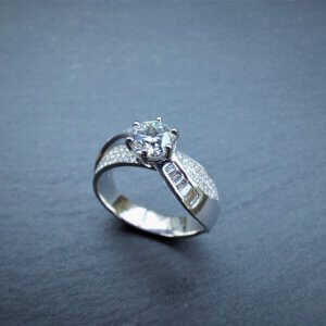 unieke one of a kind witgouden ring bezet met 100 briljanten en 12 baguettes met een flawless diamant van meer dan 1 carat