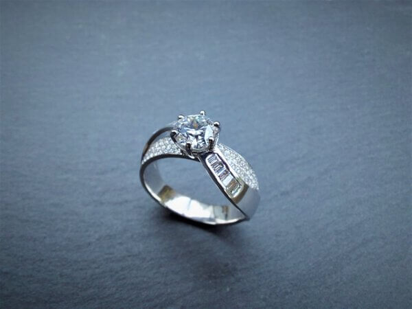 unieke one of a kind witgouden ring bezet met 100 briljanten en 12 baguettes met een flawless diamant van meer dan 1 carat