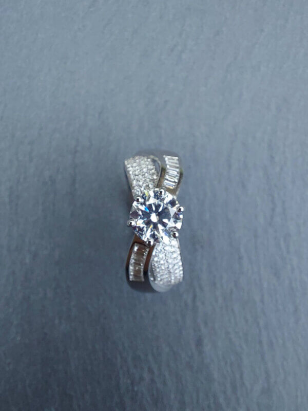 unieke one of a kind witgouden ring bezet met 100 briljanten en 12 baguettes met een flawless diamant van meer dan 1 carat