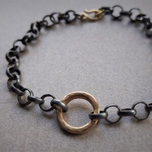 geoxideerd zilveren jasseron armband met gouden rondje en gouden slot