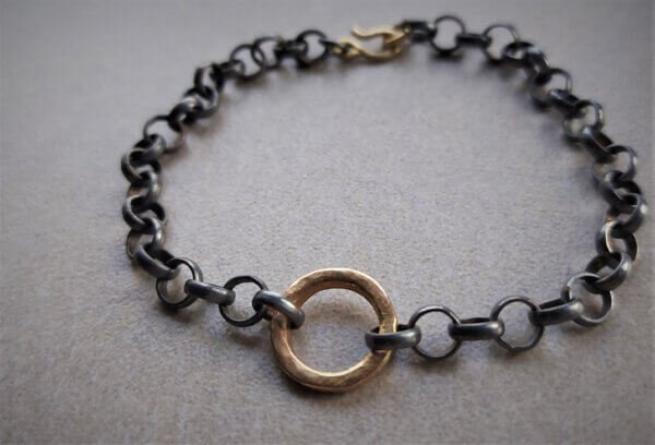 geoxideerd zilveren jasseron armband met gouden rondje en gouden slot