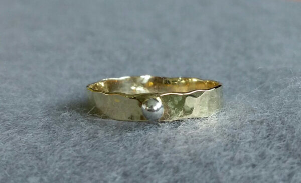 gouden stapelring met zilveren balletje