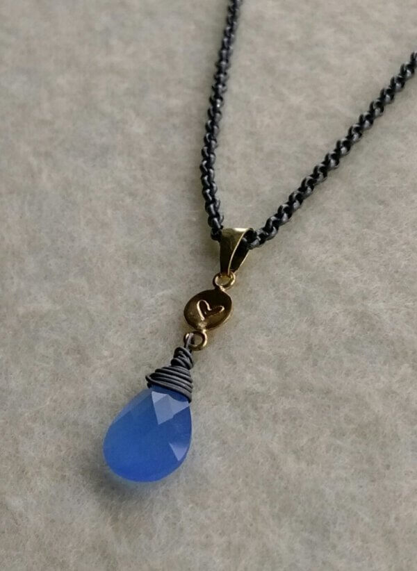 Collier in gezwart zilver met goud en chalcedoon