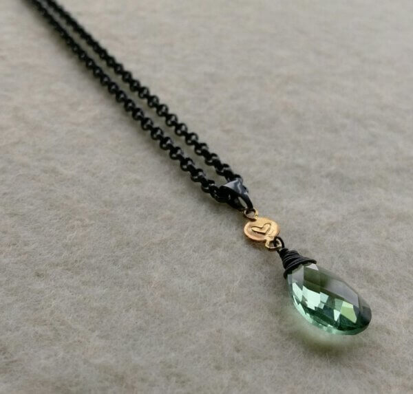 Collier in gezwart zilver en goud met groene amethist