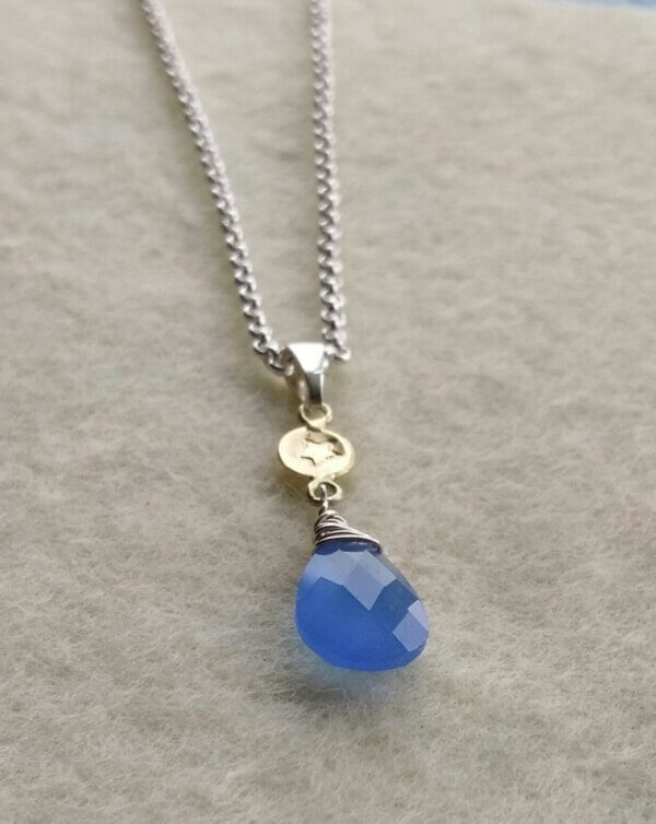 Zilver collier met chalcedoon en gouden accenten