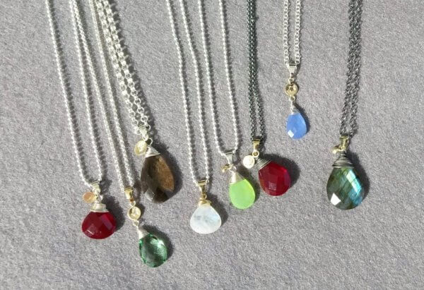 Collier met peervormige edelsteen