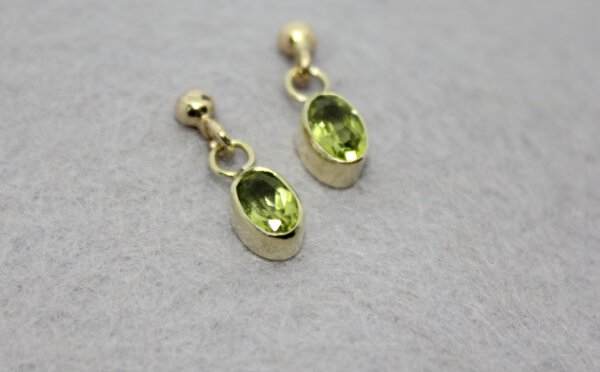 gouden oorstekers met het goud van oma en ovalen peridots