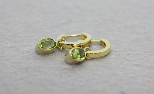 gouden creolen met ovalen peridots in gouden zetting
