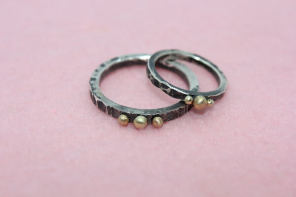 Gezwart zilveren ringen met kleine gouden bal