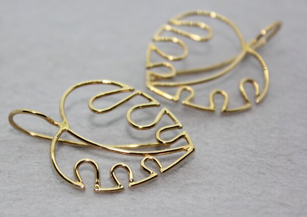 Monstera blad oorhangers in 14 ct goud - Afbeelding 3