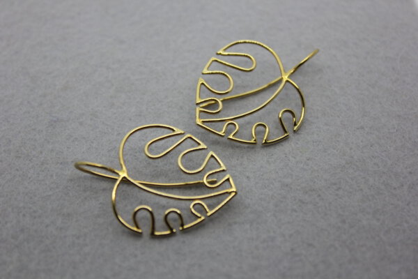 Monstera blad oorhangers in 14 ct goud