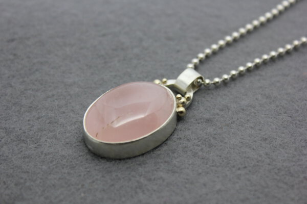Collier van rozenkwarts in zilver met gouden details