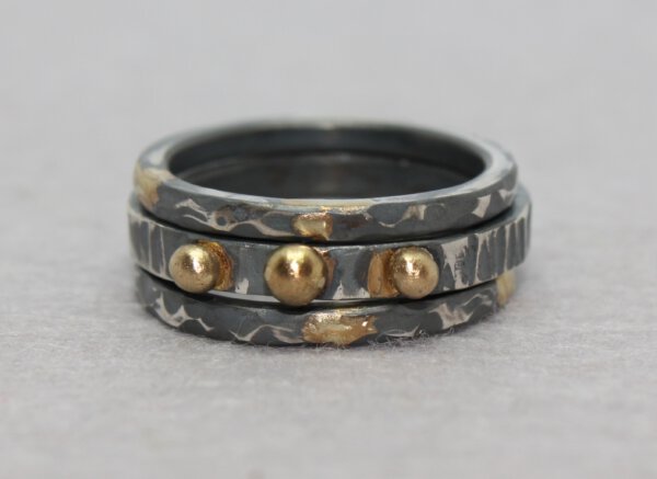 Stapelringen in gezwart zilver met 14ct goud