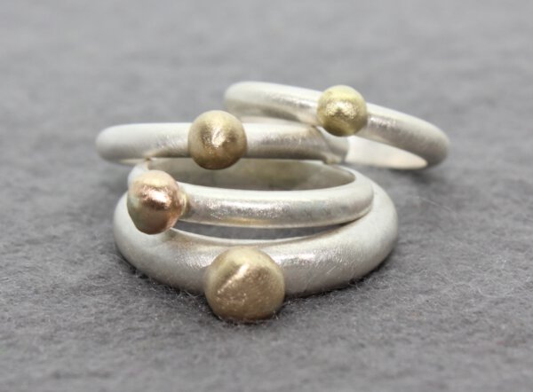 Stapelringen in zilver met gouden blobs