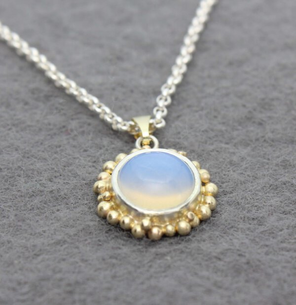 hanger van opaliet in zilver met details van omgesmolten oud goud