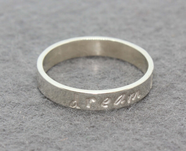 zilveren ring met slagletter tekst