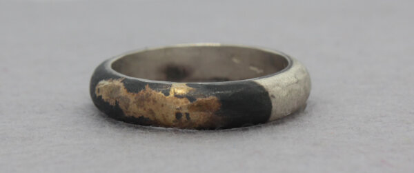 robuuste zilveren ring met oxide en gouden details