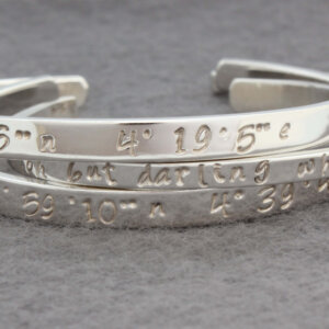 Zilveren armband met slaginscriptie coördinaten