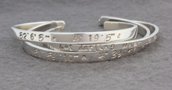 Zilveren armband met slaginscriptie coördinaten