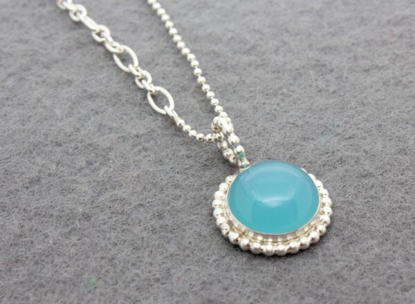 zilveren collier met chalcedoon in bolletjes zetting