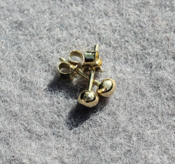 oorknopjes van oud goud