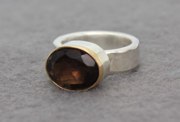 robuuste zilveren ring met facet geslepen rookkwarts in gouden zetting