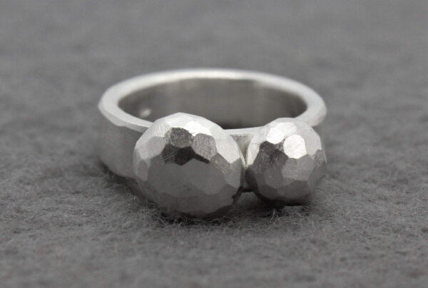 zilveren ring met gefacetteerde blobs