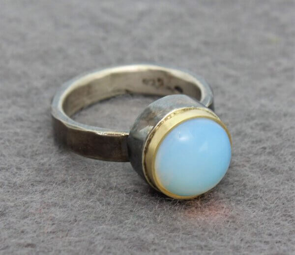 ring in geoxideerd zilver met opaliet in goud gezet