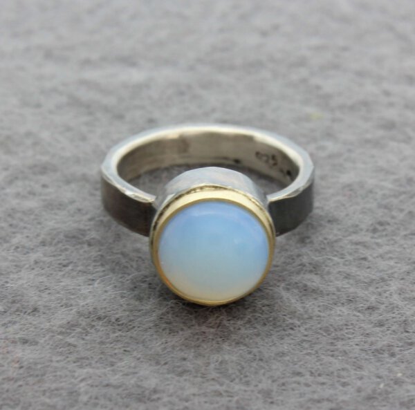 ring in geoxideerd zilver met opaliet in goud gezet