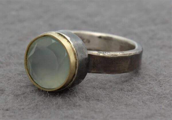 ring in geoxideerd zilver met chalcedoon in goud gezet