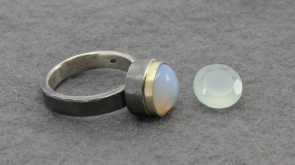 geoxideerd zilveren ring met opaliet of chalcedoon gezet in goud