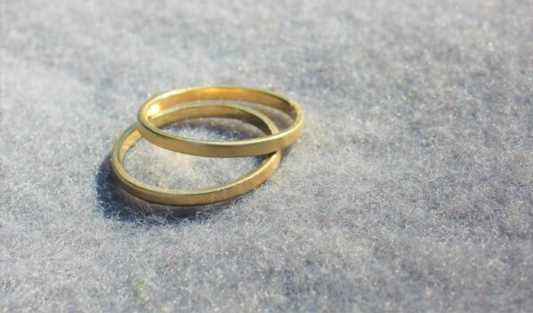 omgesmolten trouwring van echtgenoot tot twee ringen die haar trouwring kunnen omarmen