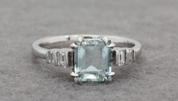 witgouden ring met baguette geslepen diamant en aquamarijn