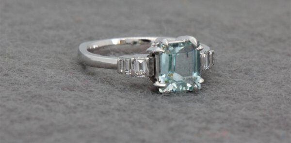 witgouden ring met baguette geslepen diamant en aquamarijn
