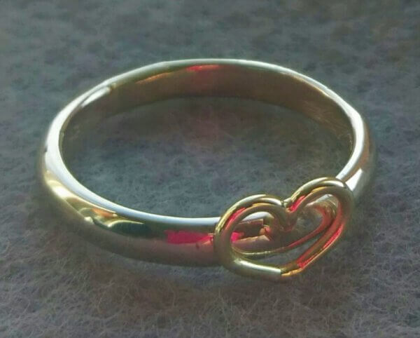 witgouden ring van gerecycled oud goud met geelgouden hart