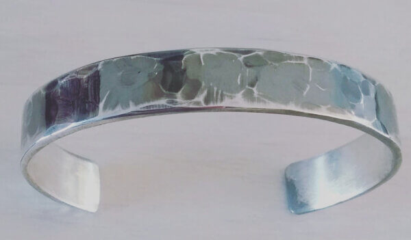 robuuste armband van geoxideerd gehamerd zilver