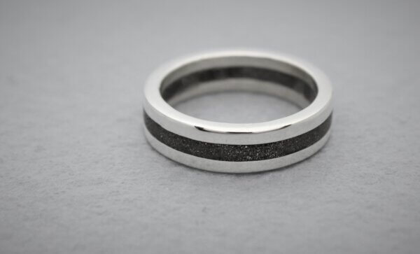 zilveren ring met de as van een dierbare