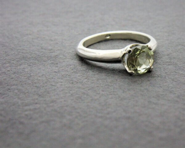 zilveren ring met groene amethist