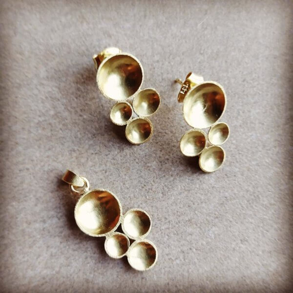 Bubble oorstekers en hanger in 14k geelgoud