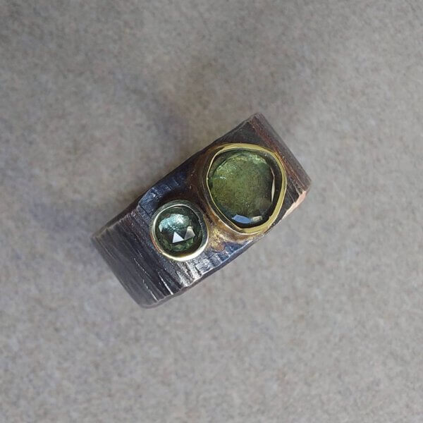 Geoxideerd zilveren ring met groene tourmalijn en korund in gouden zetting - Afbeelding 4